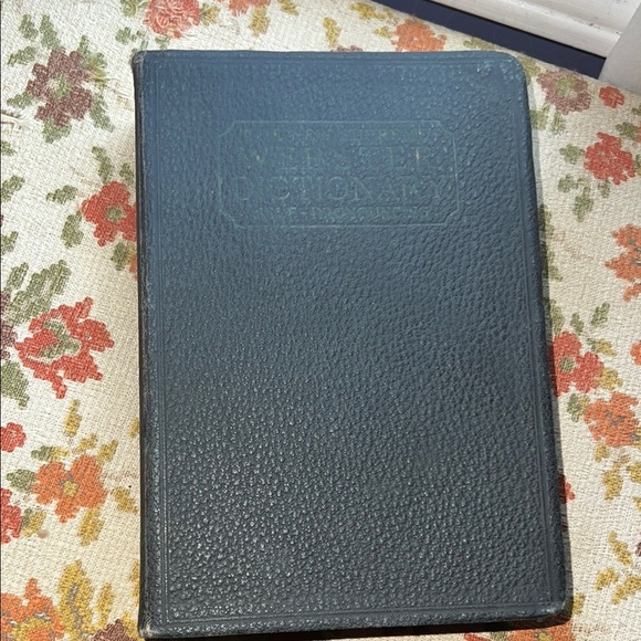 Vintage Webster's Dictionary Copyright 1922 - Picture 1 of 4
